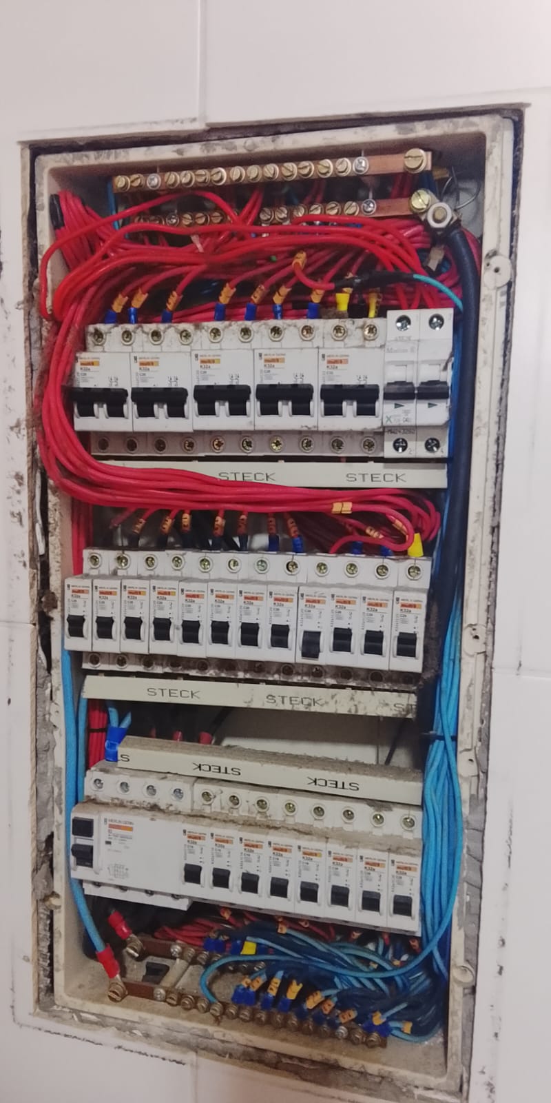 Quadro de distribuição elétrico com disjuntores e fiação instalada, exemplo de serviço de manutenção/instalação realizado.