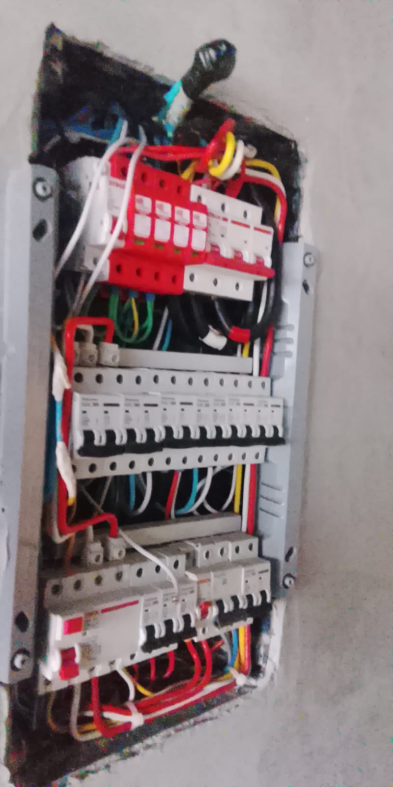 Quadro de distribuição elétrica recém-montado com disjuntores, DPS e fiação organizada, demonstrando serviço de instalação elétrica residencial/comercial.